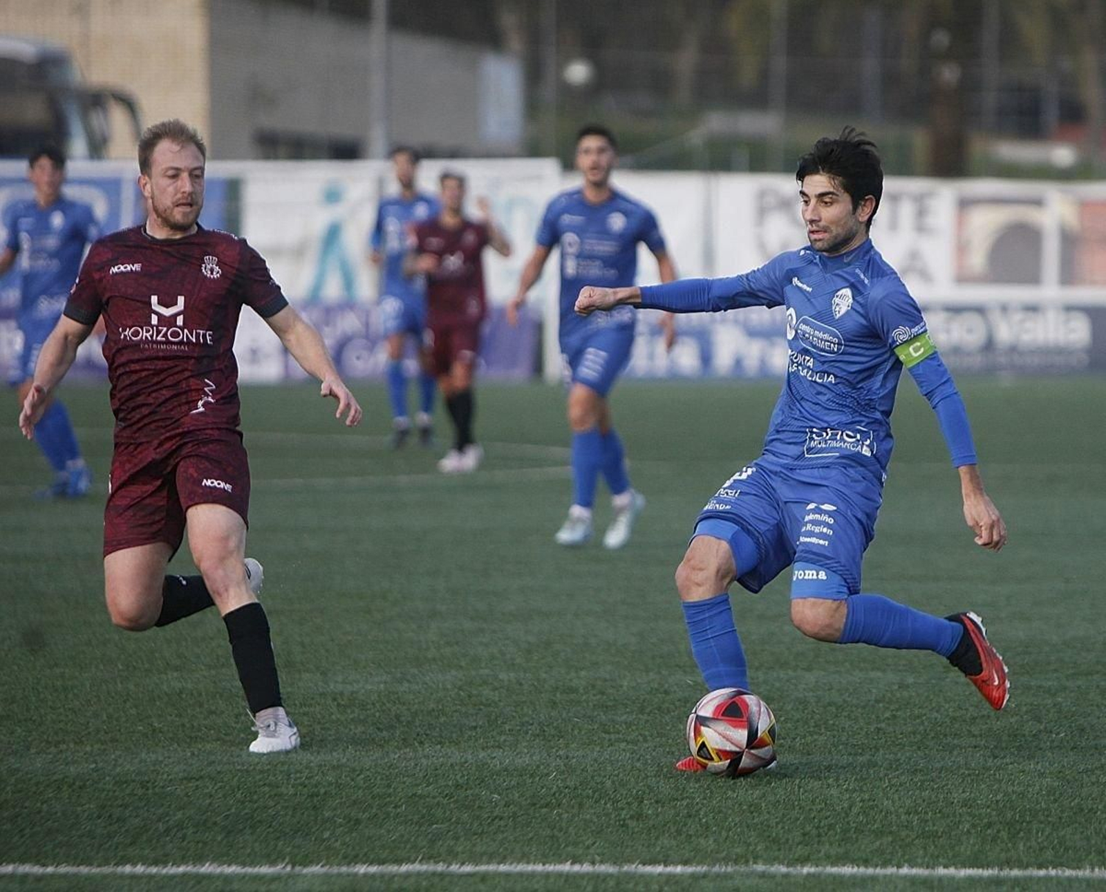 El capitán del Ourense CF, Manu Morgade, intenta un centro en el partido ante el Avilés.