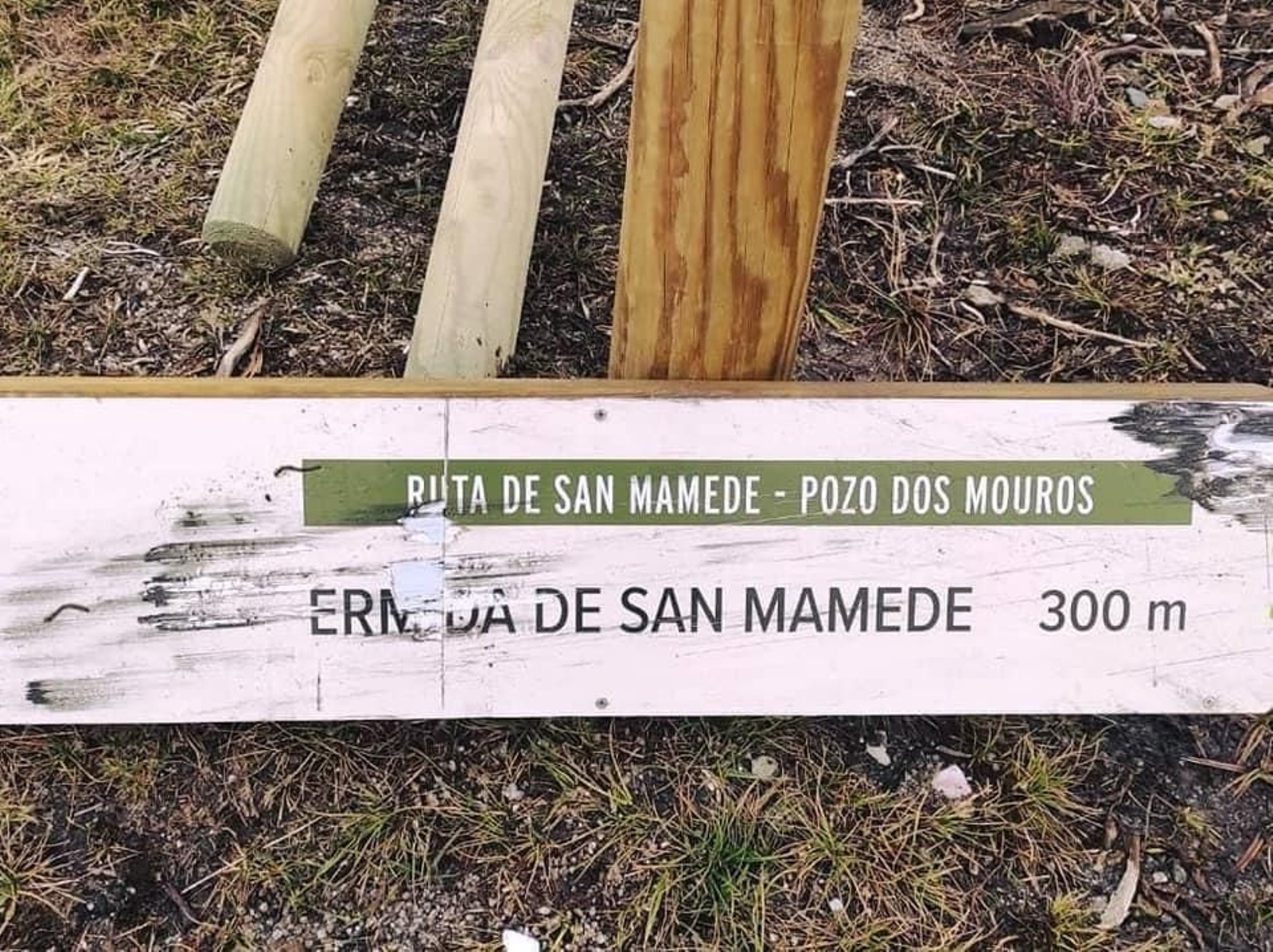 Estado de parte de la señalización después del acto vandálico.