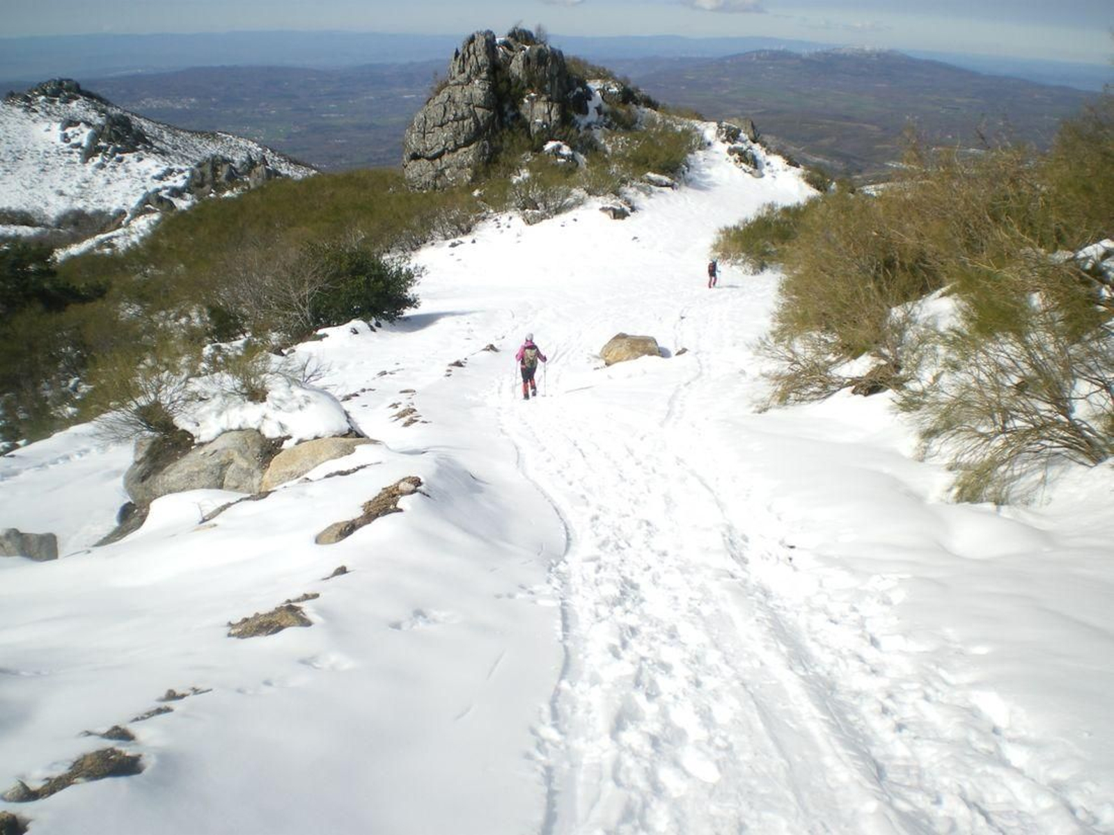 Bajada desde lo alto de la sierra por esta ladera norte cuando la nieve domina.