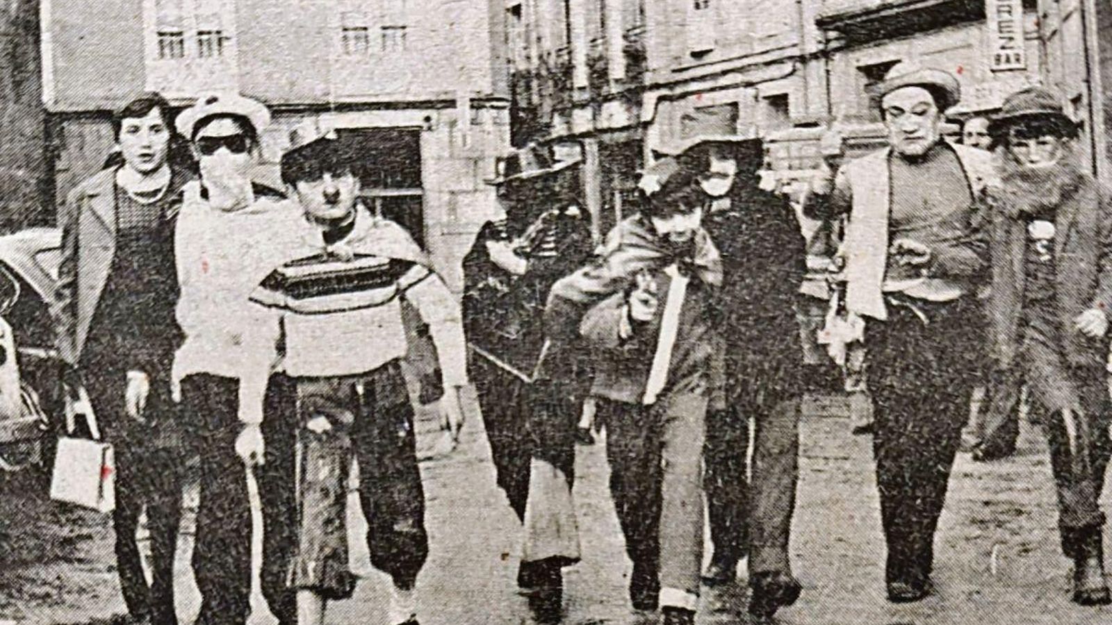 Imágenes de la gente disfrazada por las calles de Orense