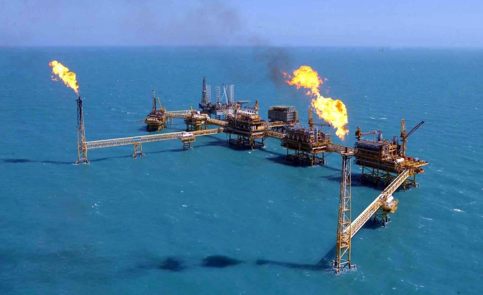 Pozos submarinos de un yacimiento petrolero