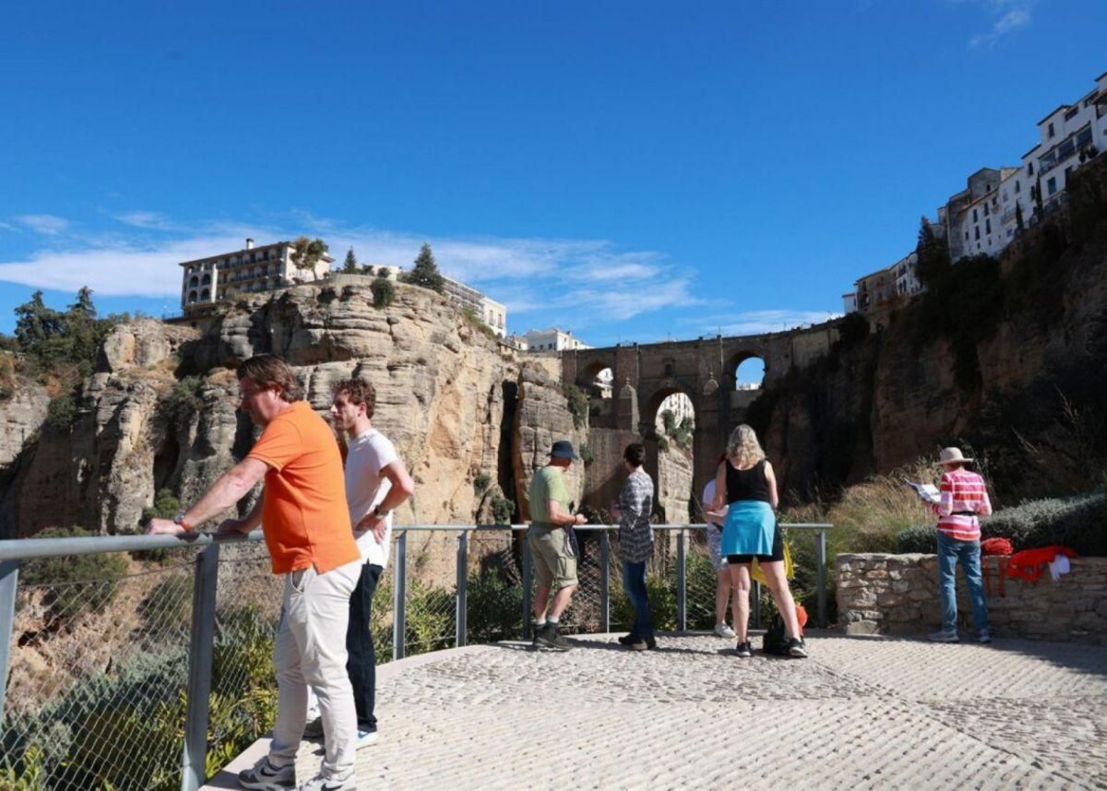 Turistas observan el Tajo de Ronda desde un mirador.