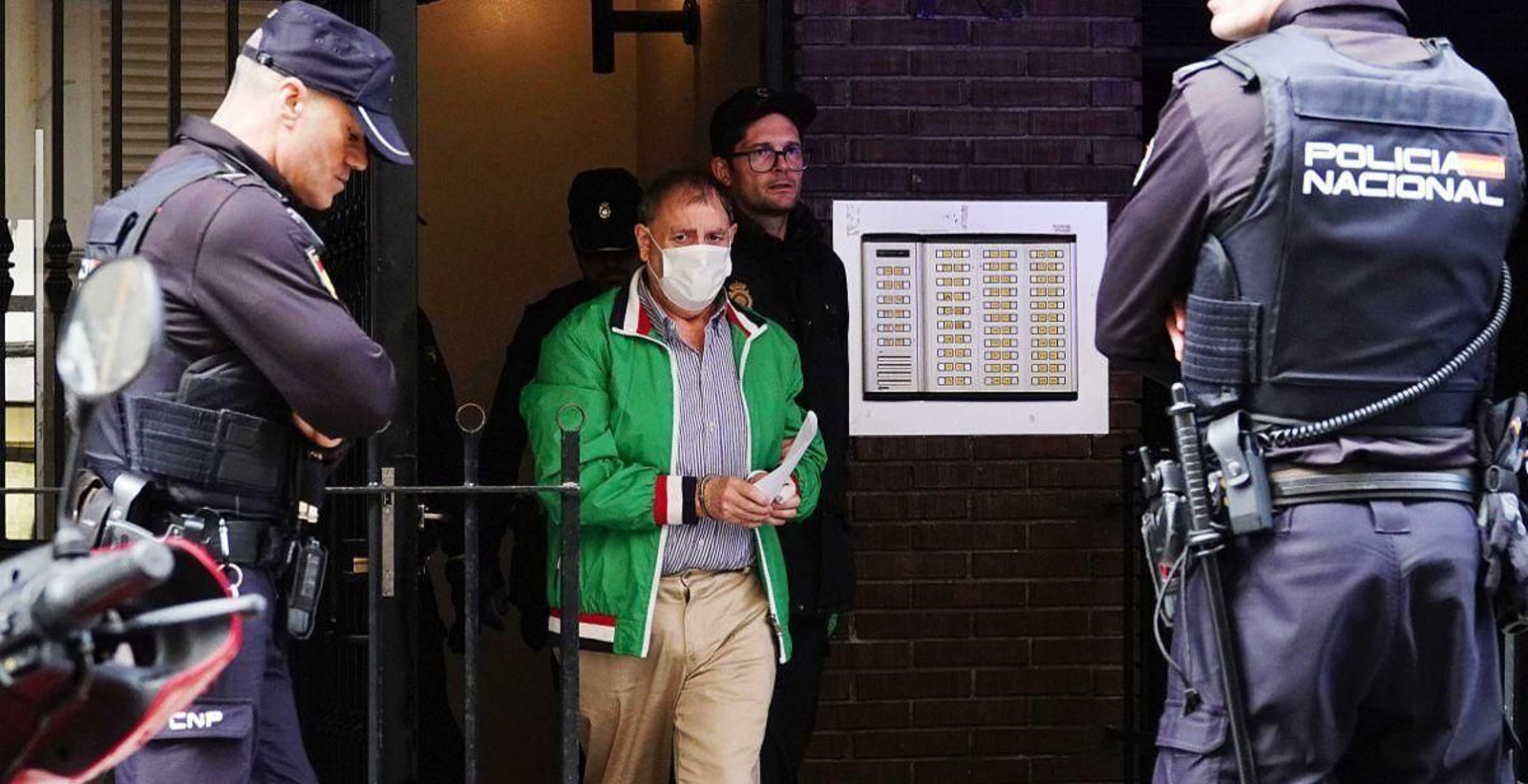 El acusado, Pablo P., durante el registro de su vivienda en la calle Zamora, en octubre de 2022.