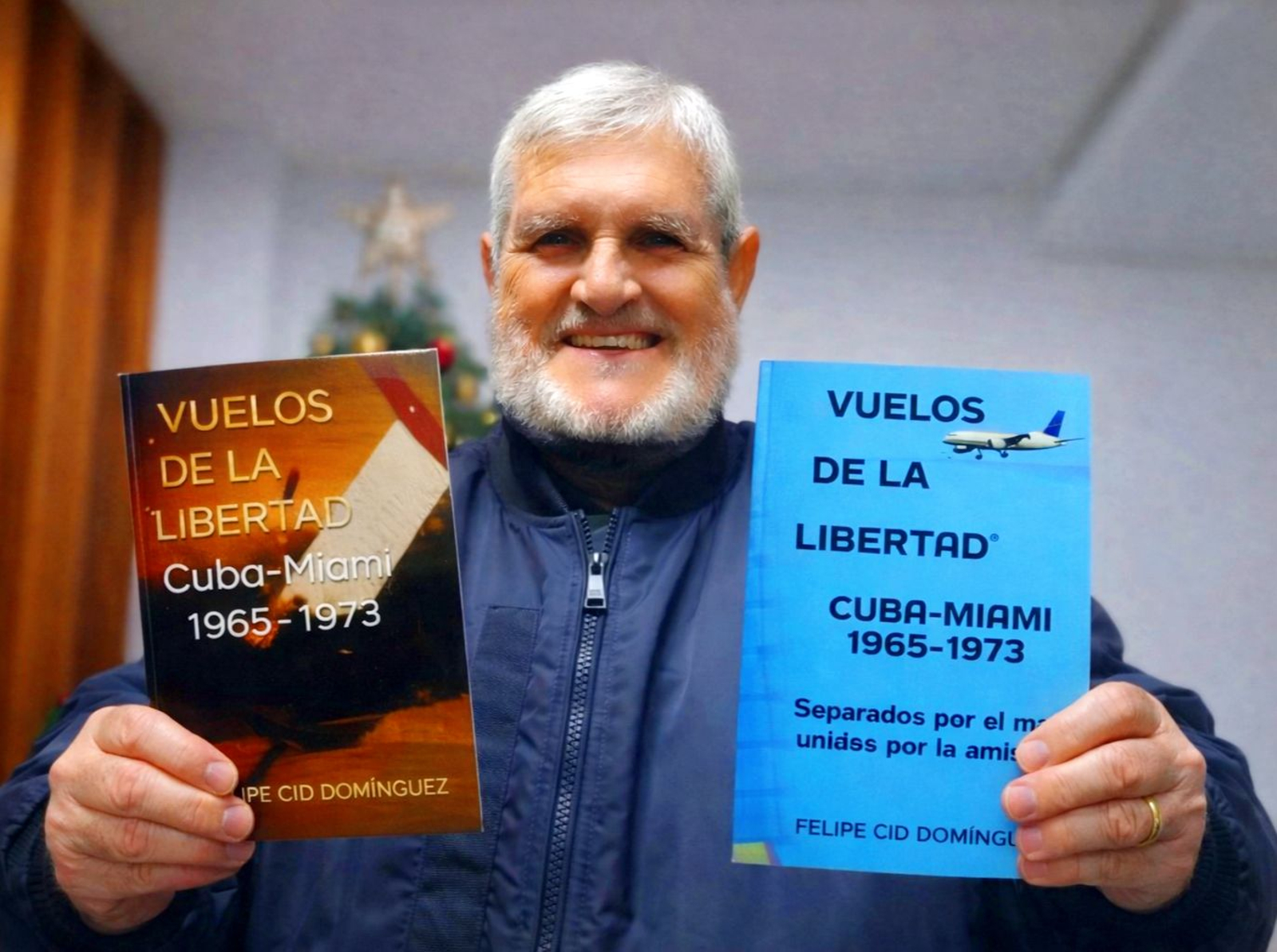 En la imagen Felipe Cid con su libro