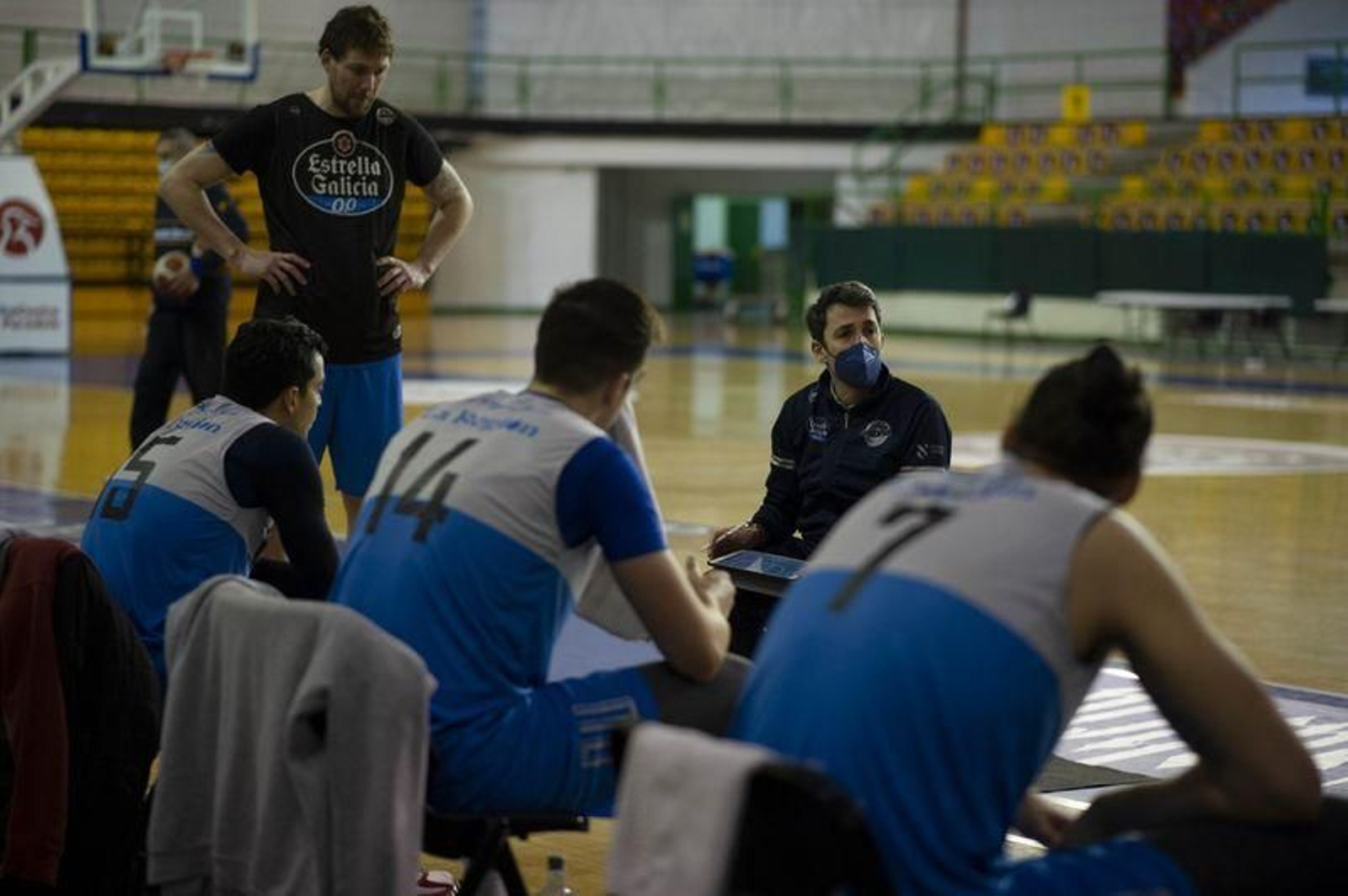 Gonzalo García de Vitoria da instrucciones a sus jugadores durante el entrenamiento (MARTIÑO PINAL).