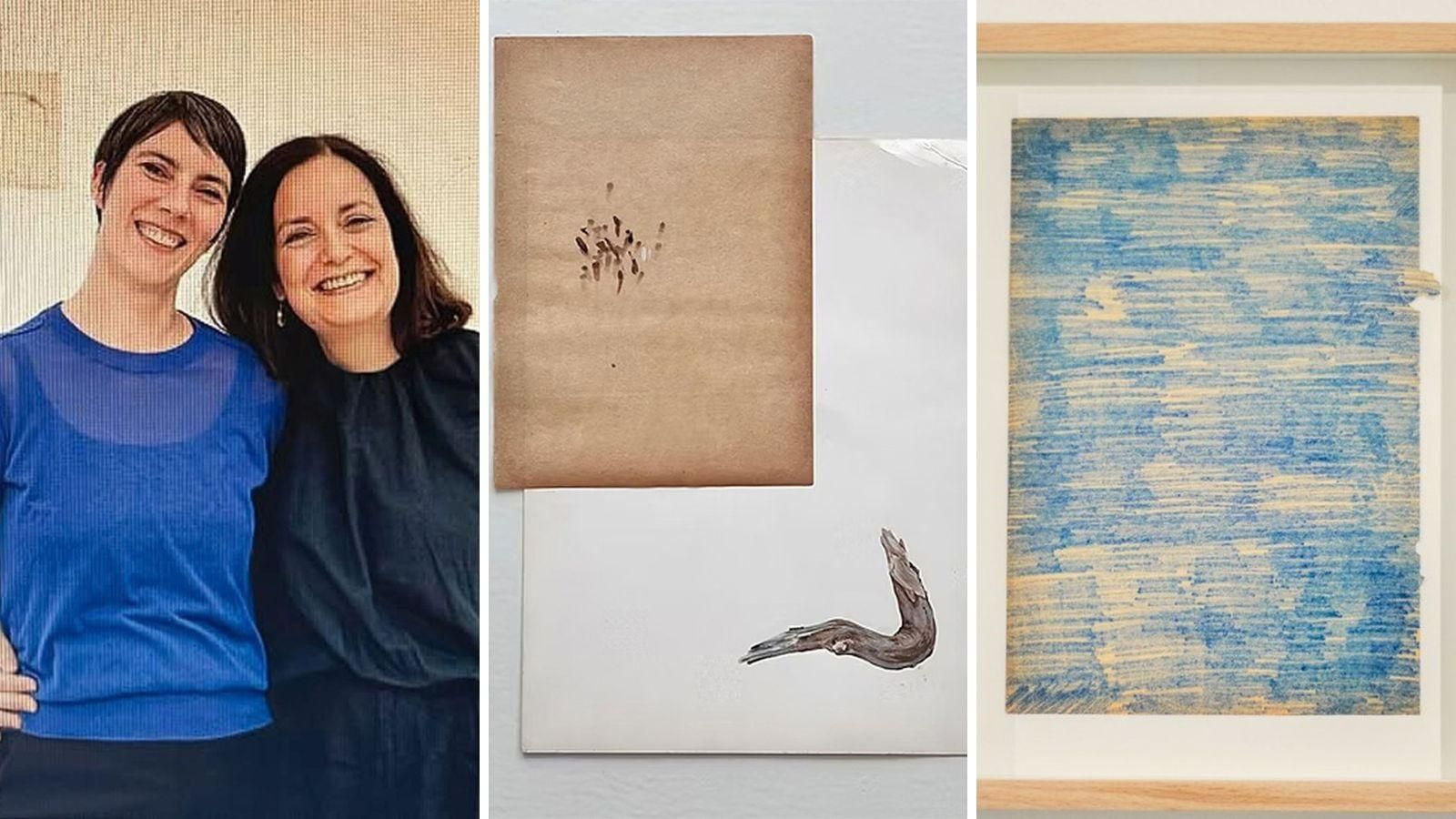 Galerista e artista na inauguración, a carón de  Elemento caprichoso IV (esquerda), El elemento caprichoso, V, 2026 (centro) e Cielo II, 2022 (dereita).