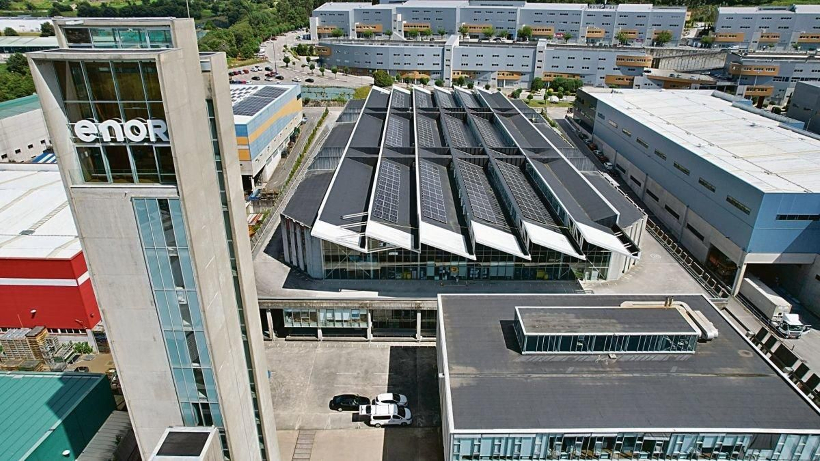 Enor tiene su sede en el Parque Tecnológico y Logístico (PTL) de Vigo. El centro acaba de completar la instalación en su cubierta de 432 paneles fotovoltaicos de última generación, que le permitirán ahorrar un 30% del consumo anual de electricidad. La planta obtuvo la distinción ‘cero residuos’ de Aenor.