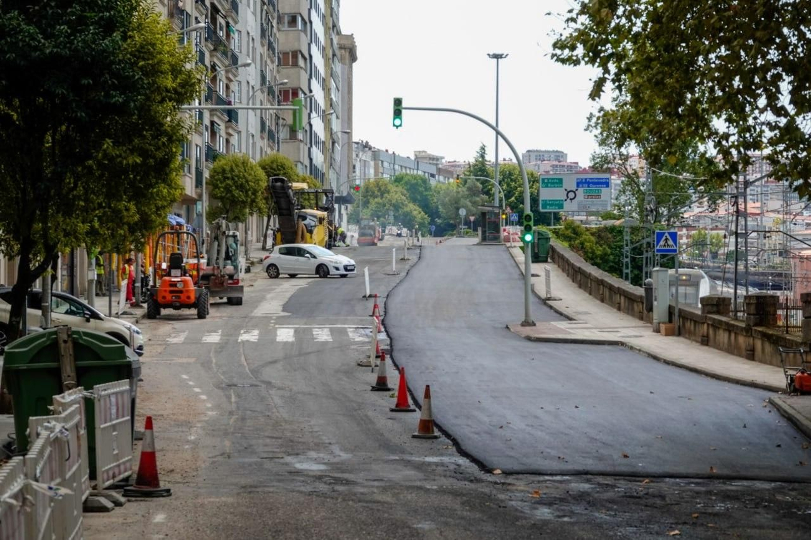 Obras de asfaltado en Xulián Estévez.