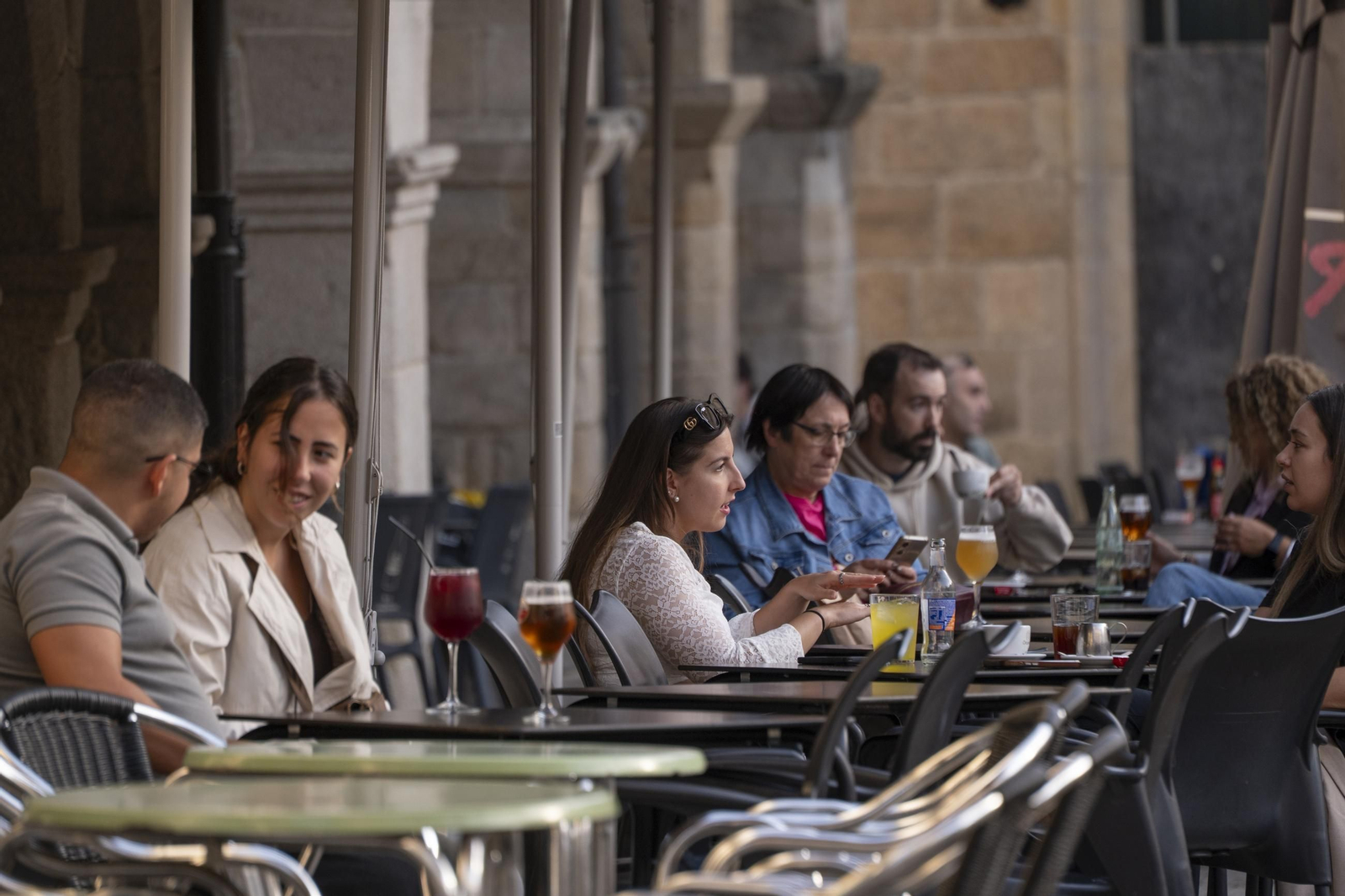 Galería | Sol, turistas y mucho ambiente en la ciudad de Ourense, en fotos