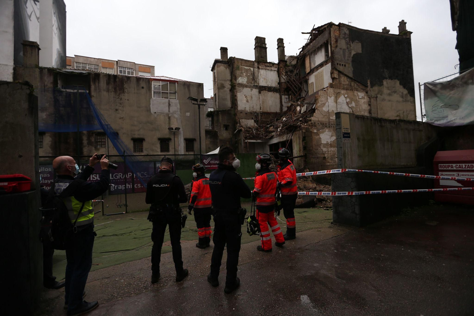 Se derrumba un edificio en el centro de Vigo // Alberte