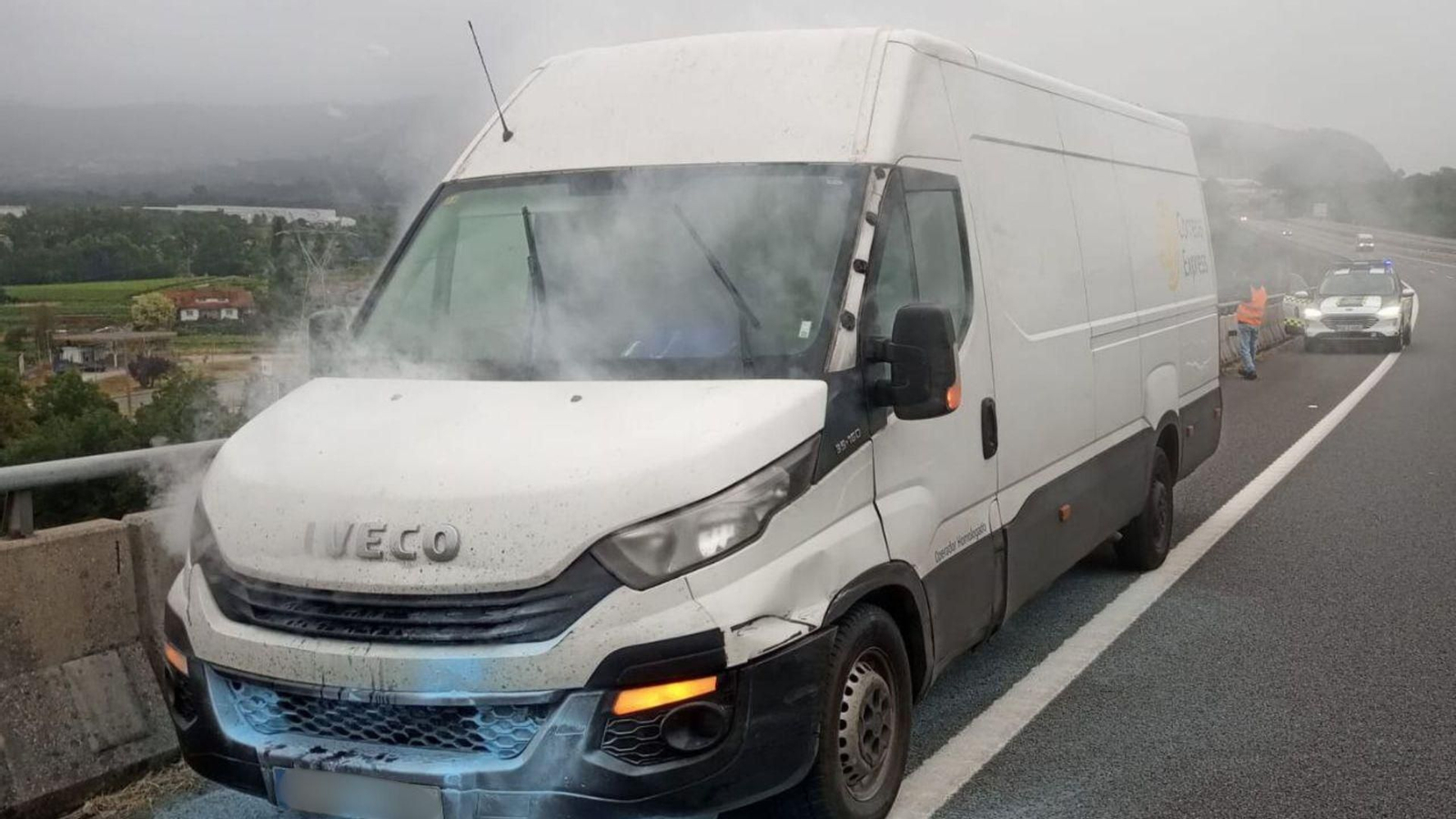 Furgoneta echando humo en la A-52.