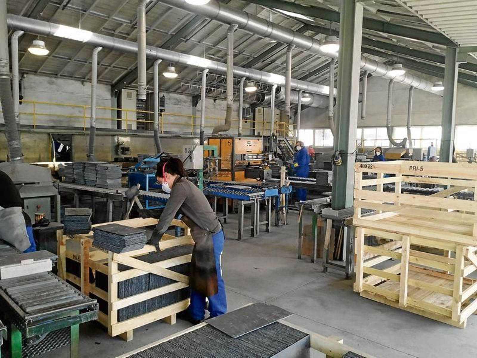 Actividad en una cantera de pizarra de Valdeorras. //J.C