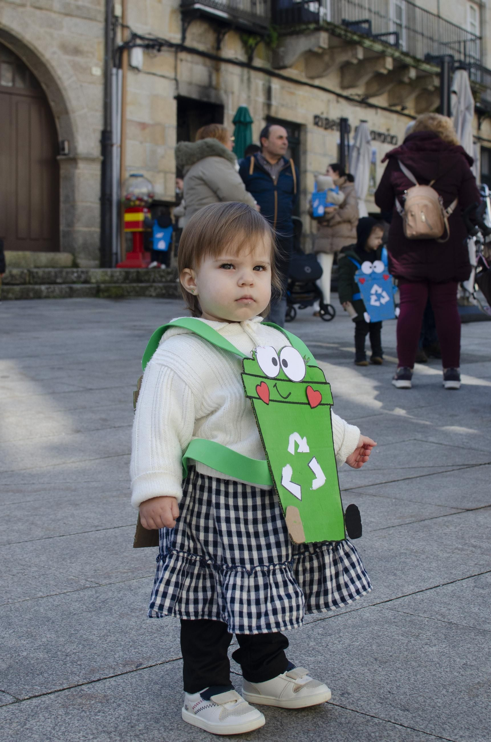 Los niños animan las calles de Ribadavia con el desfile escolar de Entroido