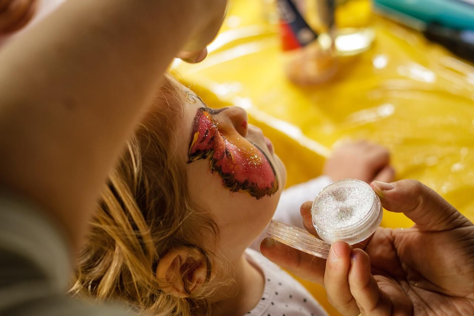Una niña luce purpurina en su maquillaje. // Pixabay