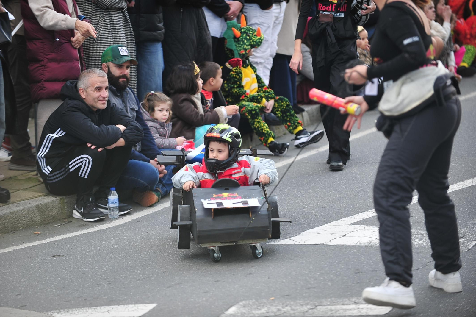 Galería | Color y retranca se pasean por las calles de A Valenzá durante su Martes de Entroido