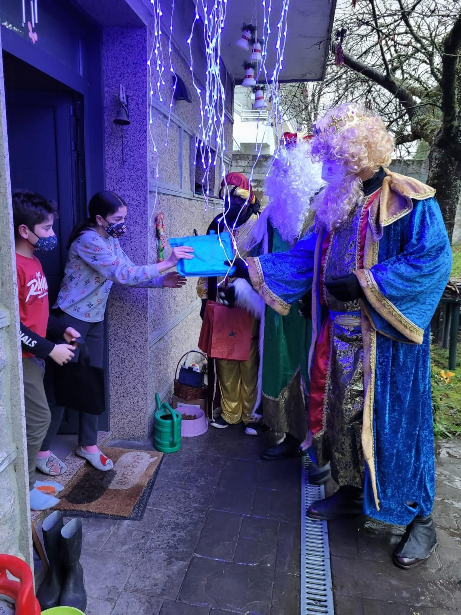 BANDE. Los Reyes llevaron su magia a las calles de Bande.