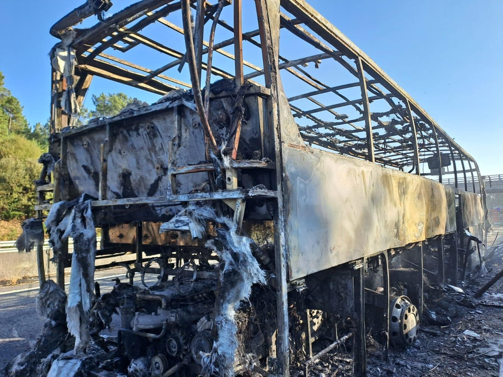 El autobús calcinado tras el incendio registrado este domingo en la AG-53