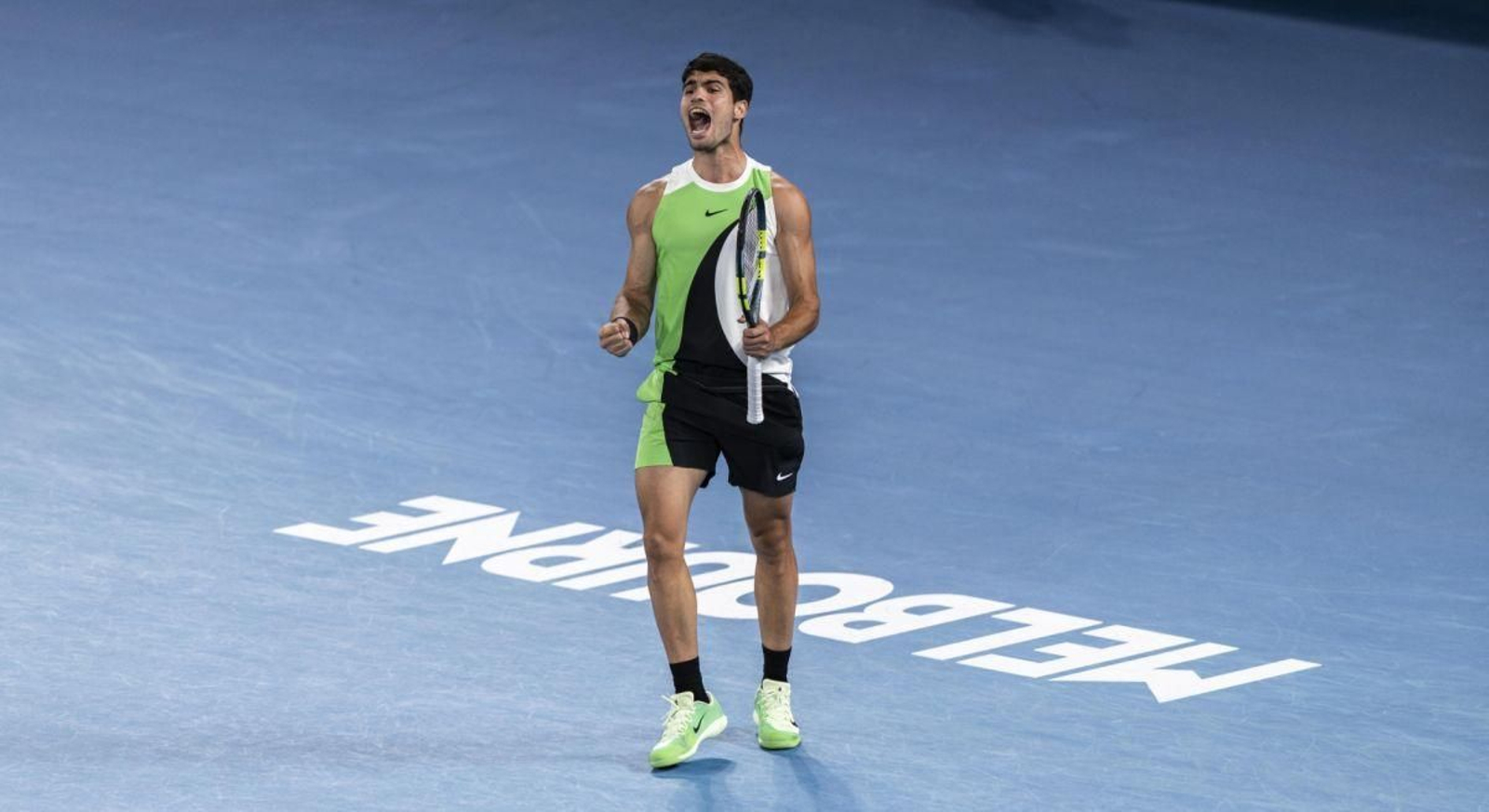 Carlos Alcaraz celebra con rabia un punto durante el Australian Open