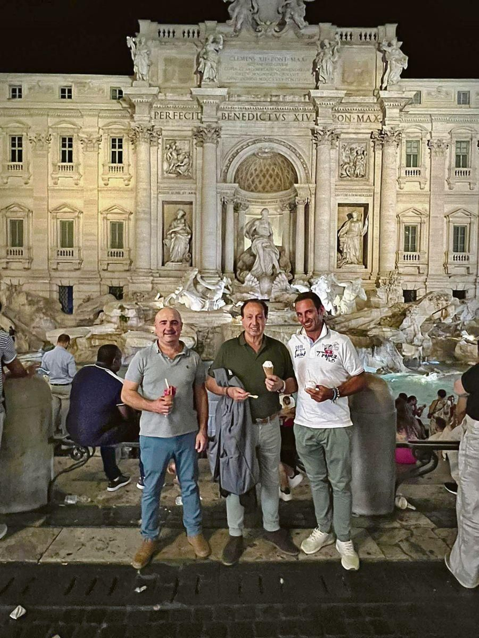 Nogueira con los dos especialistas en doma, Luis Miguel Arranz padre y Luis Miguel Arranz hijo, ante la Fontana di Trevi.