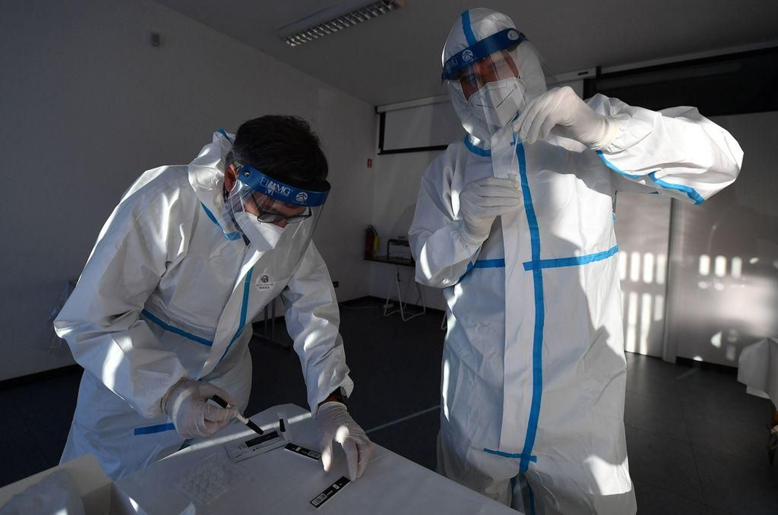 Sanitarios realizan test rápidos de antígenos para detectar infectados de coronavirus.