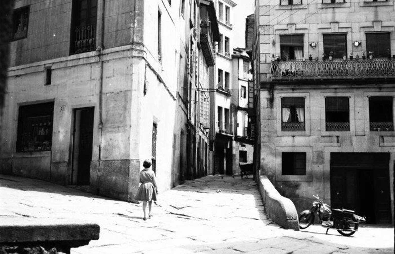 Cruce de Lepanto con la calle Luna. Ahí estaba el pub La Esquina. Foto Pacheco, Museo Etnolóxico de Ribadavia.