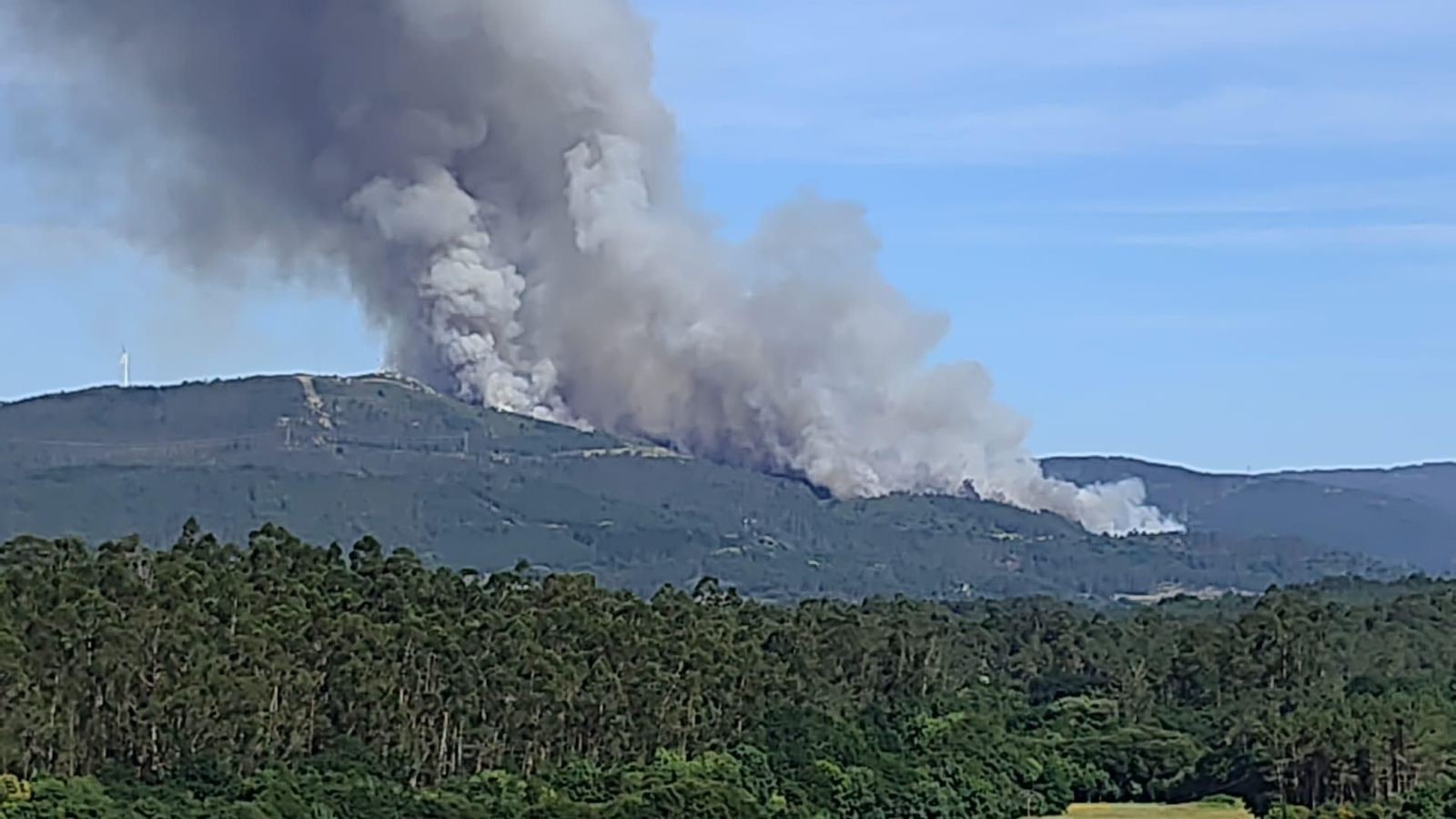 Columna de humo del incendio forestal activo en Padrón, que ya ha quemado más de 20 hectáreas.
