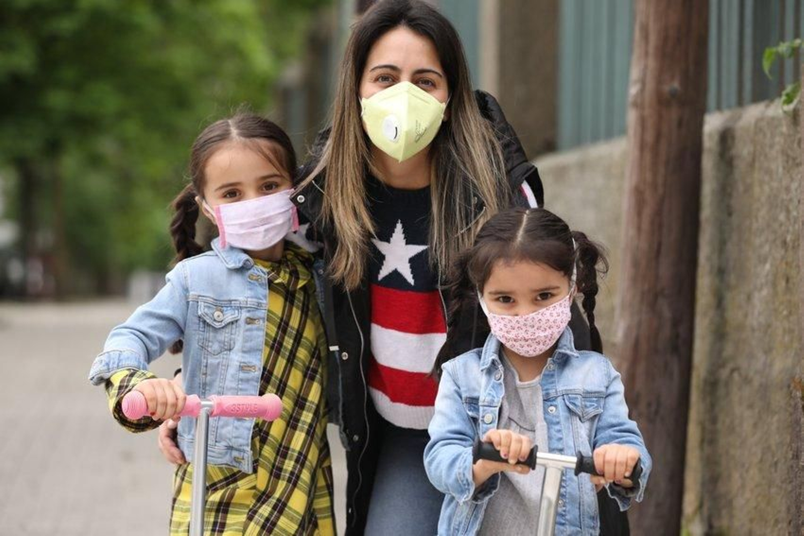 26 de abril.- Historias del Coronavirus. Un poco de normalidad, los niños salen. Aitana y sofía, con su madre, la primera vez en 43 dási.  Foto:José Paz