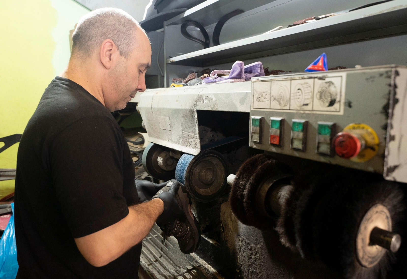 Nicanor Lago, de Reparación de Calzado N.Lago, haciendo un arreglo en su taller.