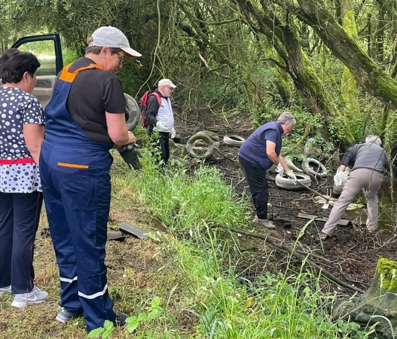 Vecinos de Sandiás recogiendo la basura del monte