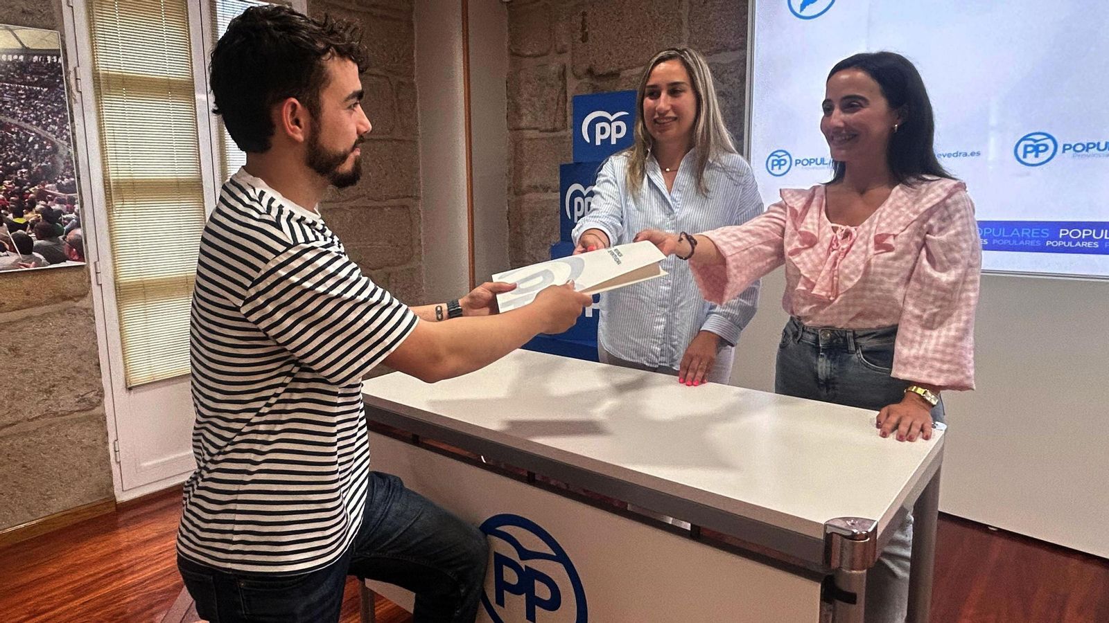Raúl Santamaría entrega su candidatura a Novas Xeracións.