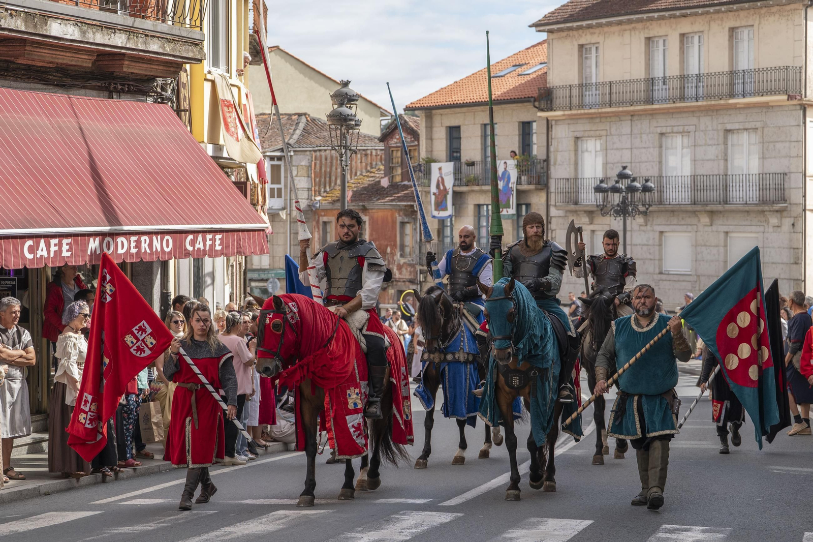 Galería | Reyes, clero, doncellas y caballeros desfilan por las calles de Ribadavia en la Festa da Istoria