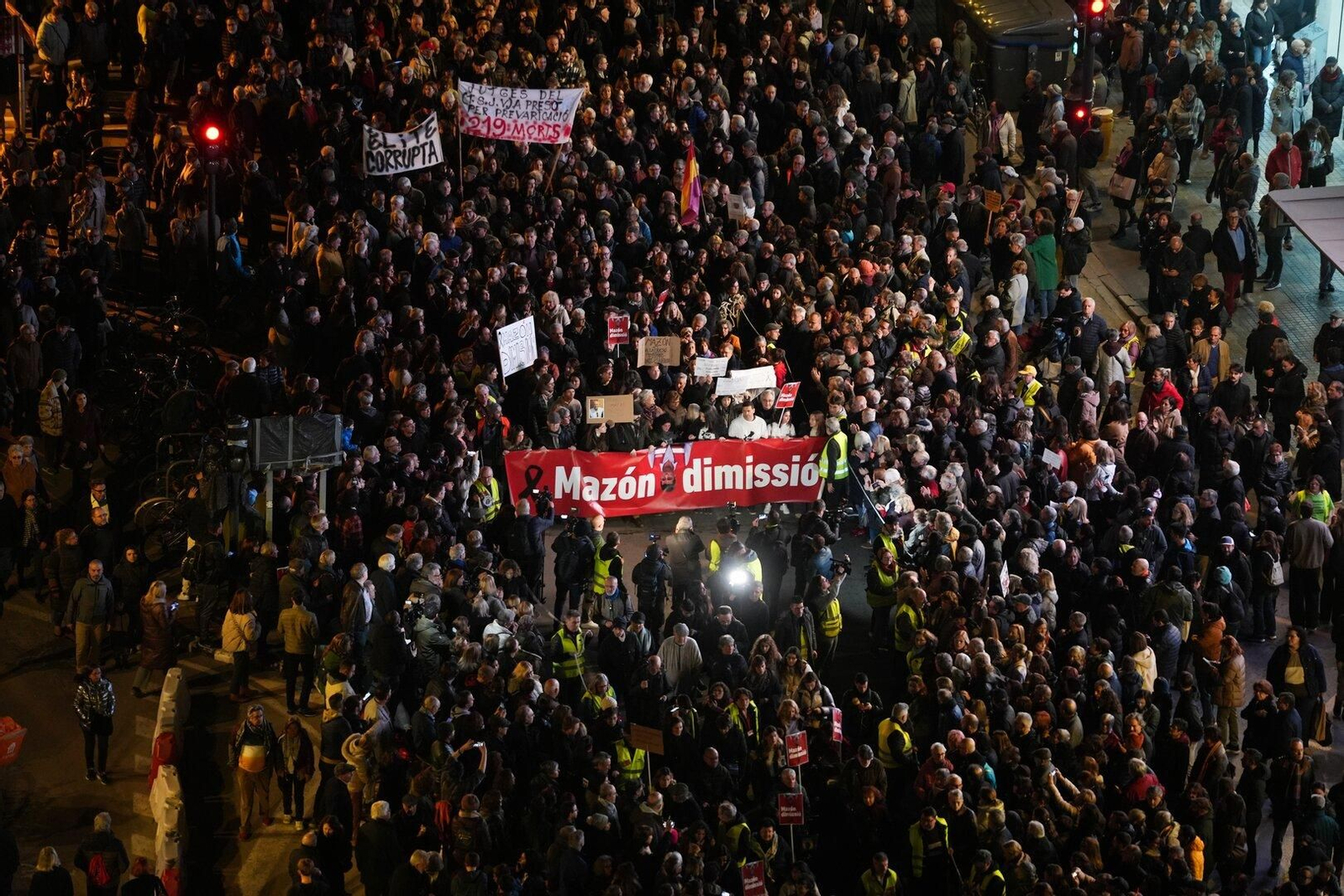 Decenas de personas durante la tercera manifestación convocada contra la gestión de la DANA del president de la Generalitat, desde la Plaza del Ayuntamiento a Plaza de América, a 29 de diciembre de 2024, en Valencia. (Foto: EP)