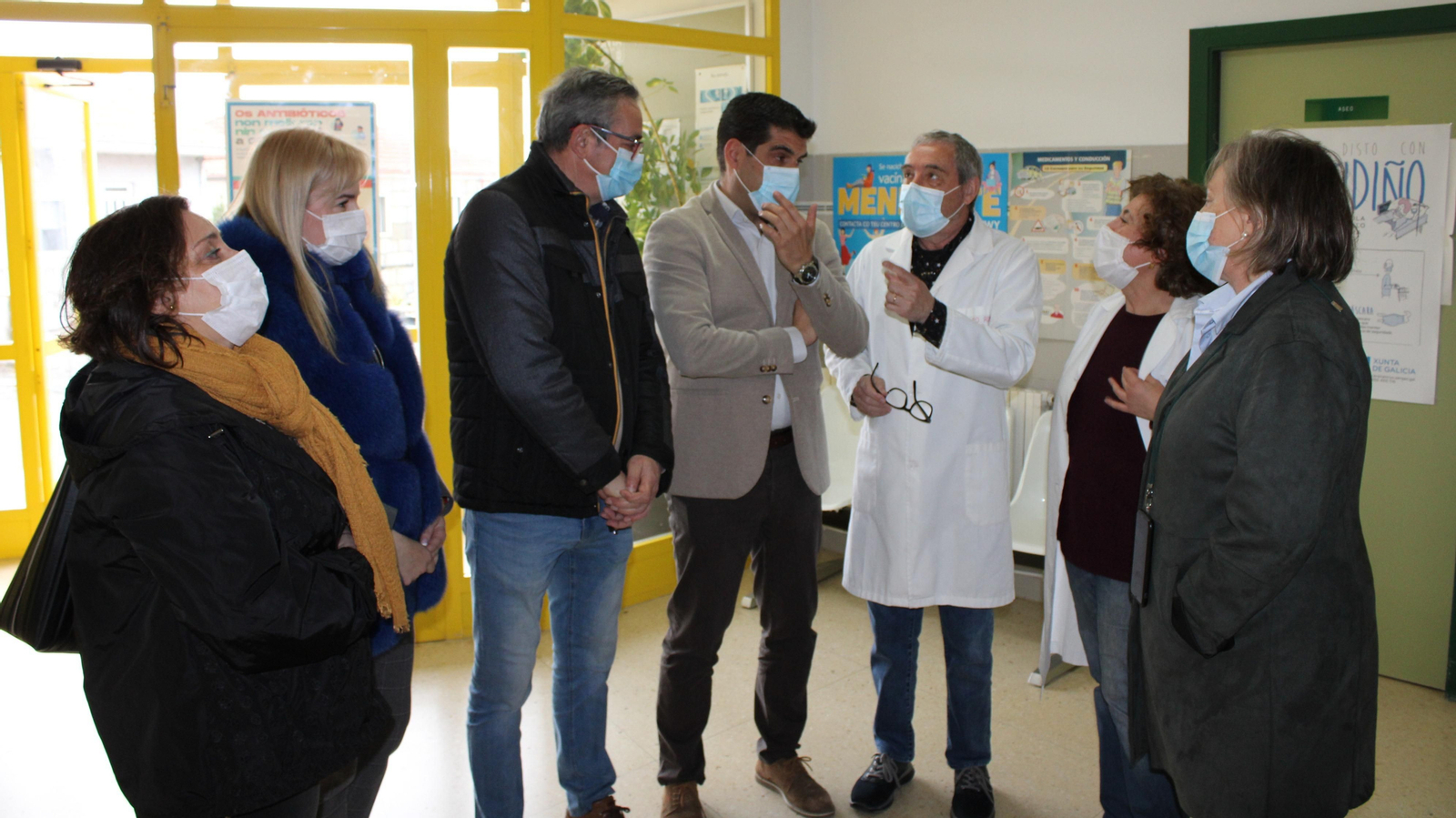 El personal médico recibió la visita de los representantes.