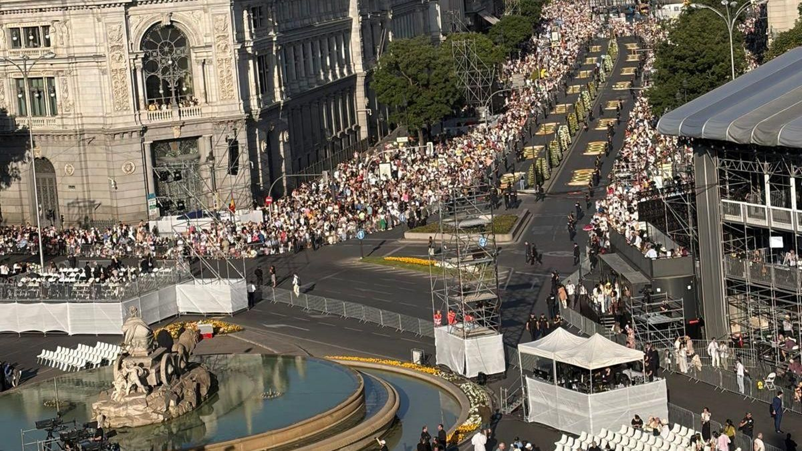 Las 16 alfombras florales hechas por la Asociación de Alfombristas de Ponteareas vistiendo la calle Alcalá en Madrid