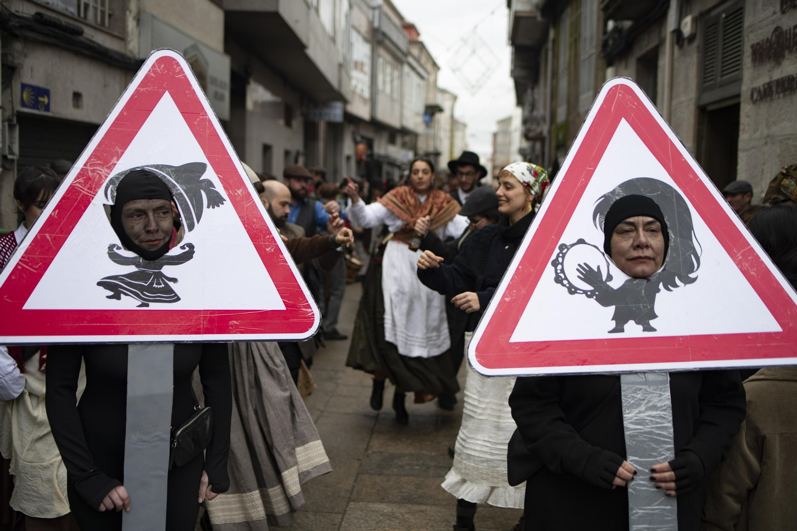 Galería |  Xinzo celebra su Domingo Oleiro con las olas volando en la Plaza Mayor