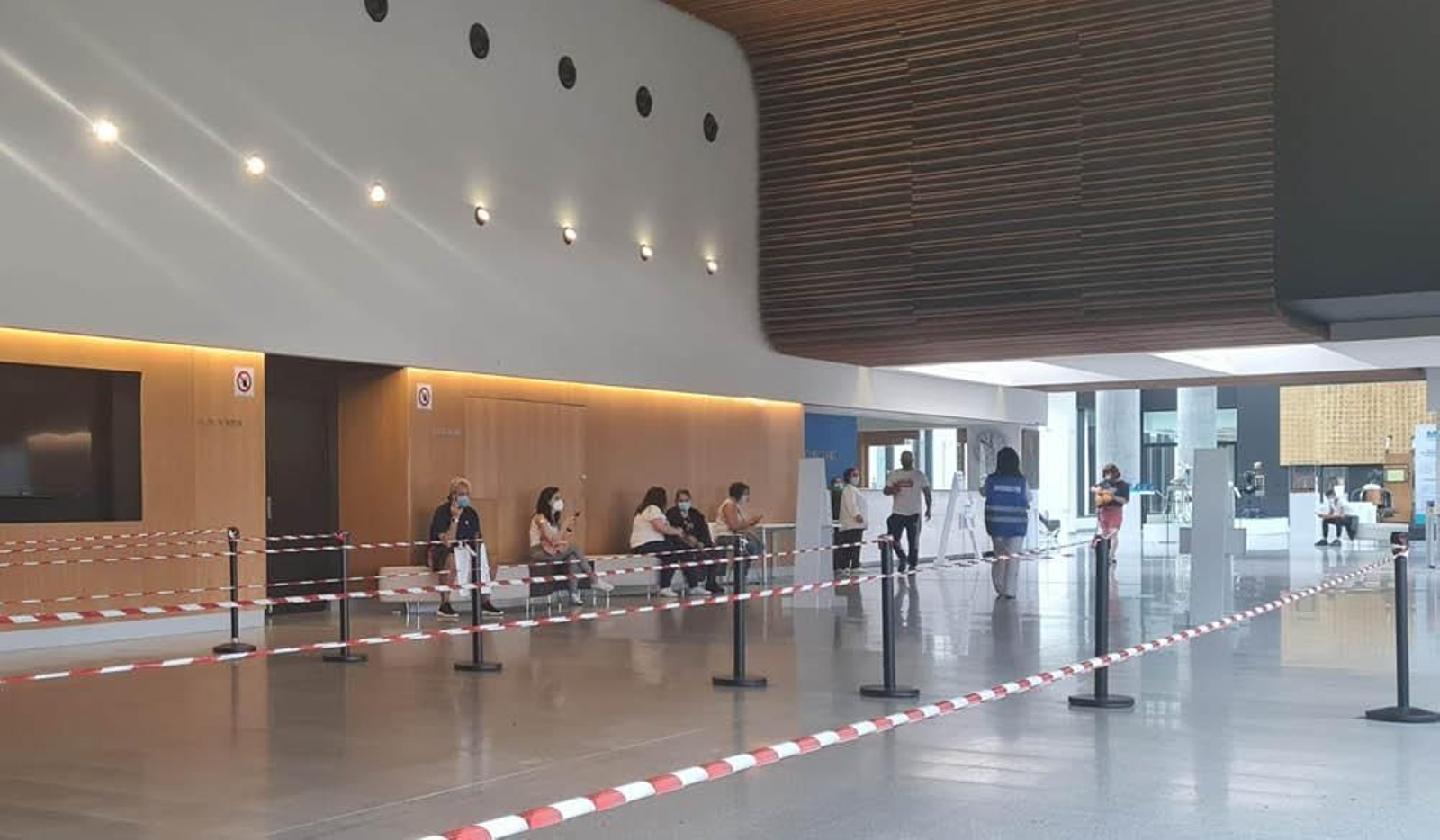 Vacunación ayer de menores de 40 llevada a cabo en el Hospital Cunqueiro.