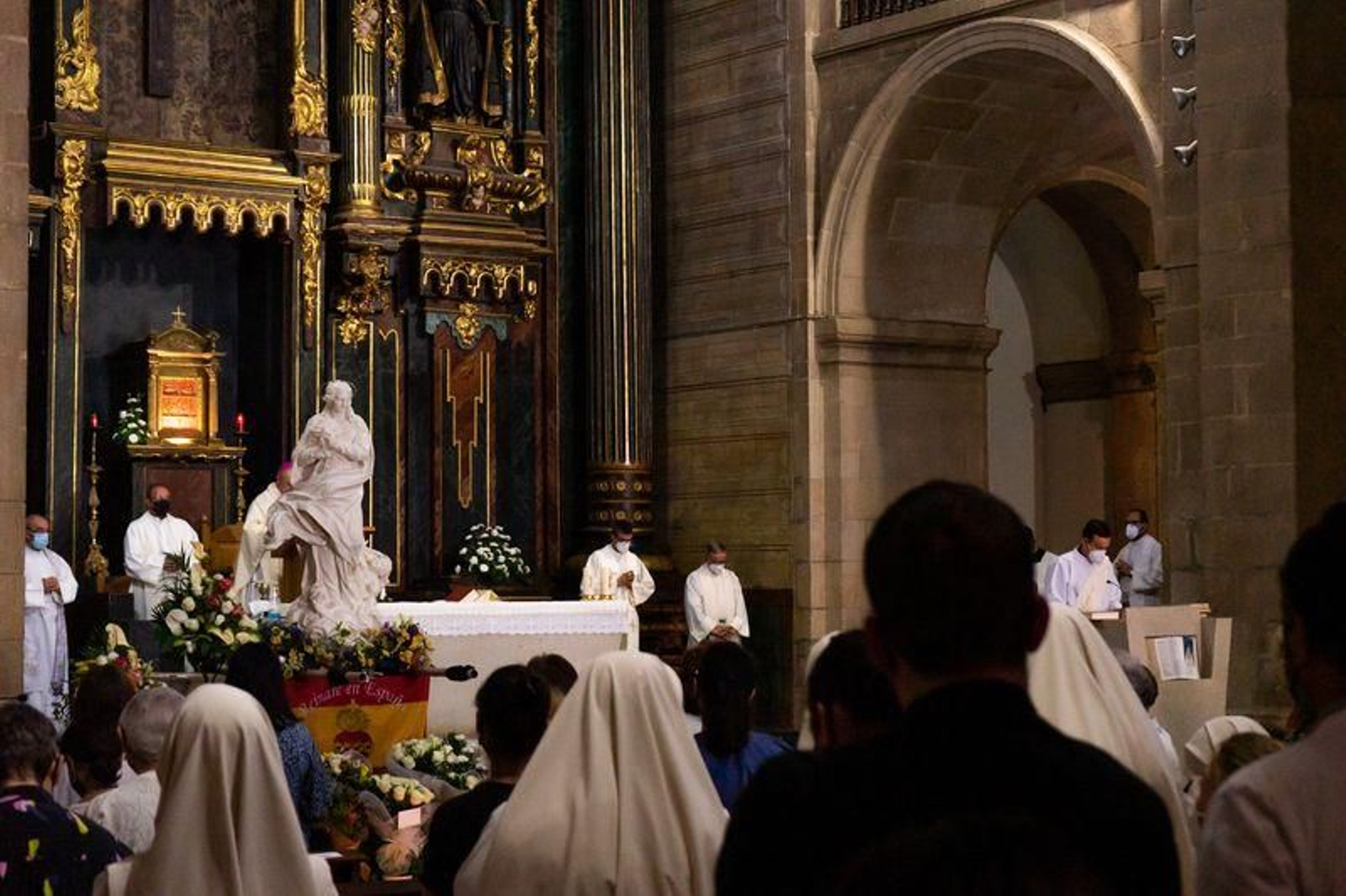 Ofrenda a la imagen de la Virgen Inmaculada en la iglesia de Santa Eufemia // FOTO: Miguel García