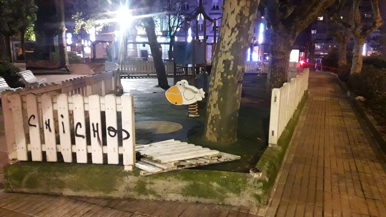 La valla tumbada en el Parque de San Lázaro.