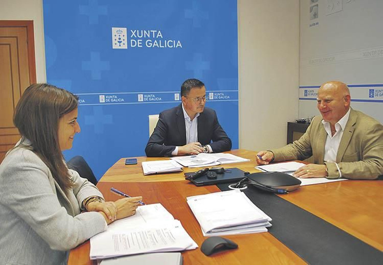 Inés Santé, José González y Jaime Sousa, durante la reunión en Santiago.