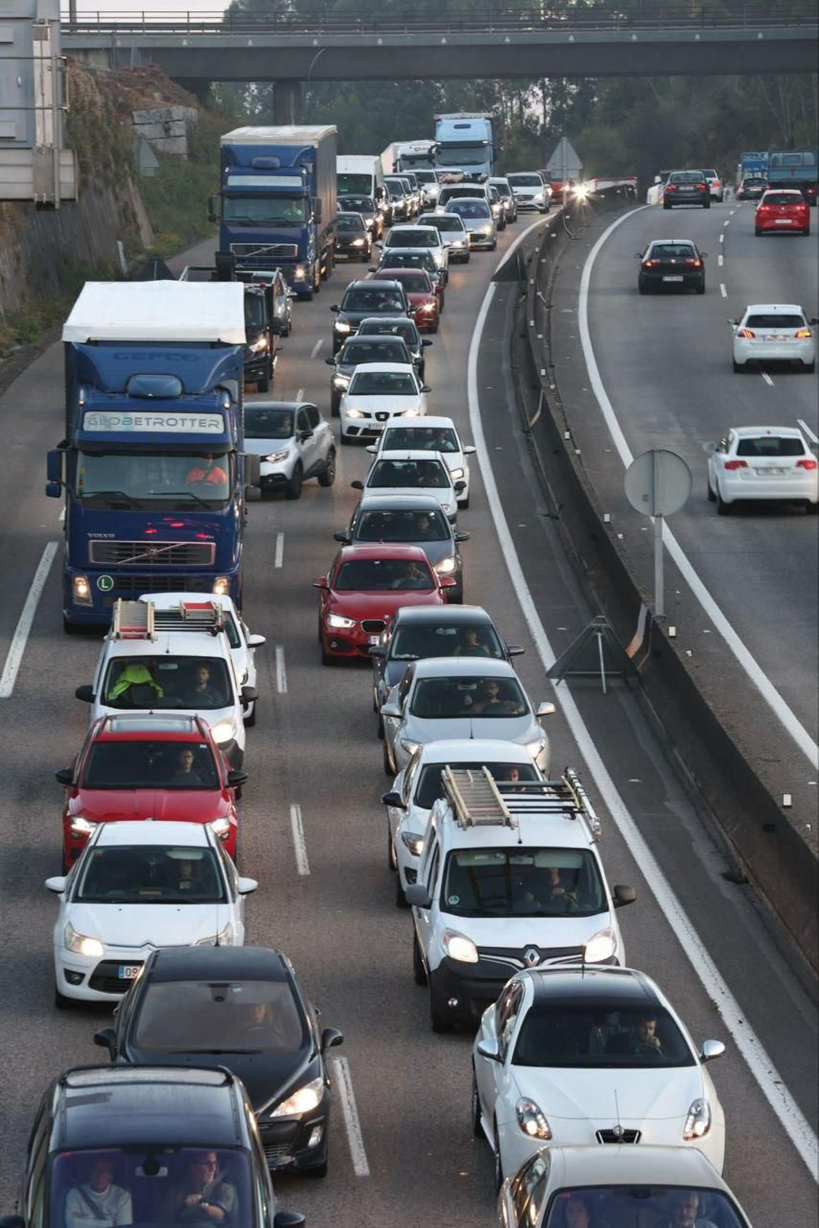 Retenciones por el accidente múltiple en Puxeiros. // Alberte