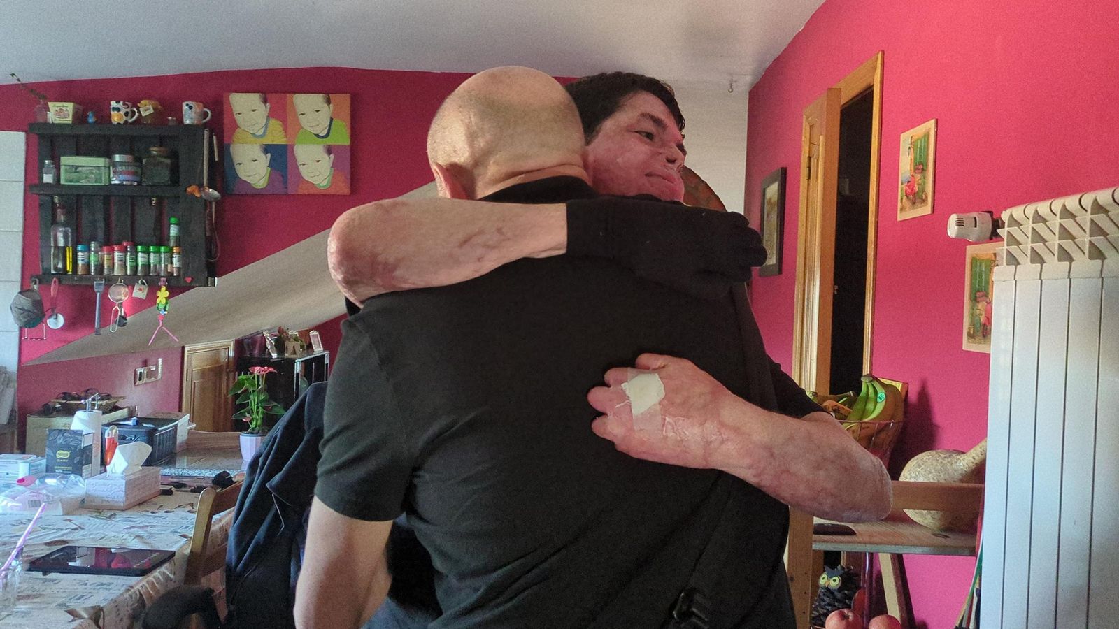 Abrazo entre Lolo y Yago al reencontrarse.