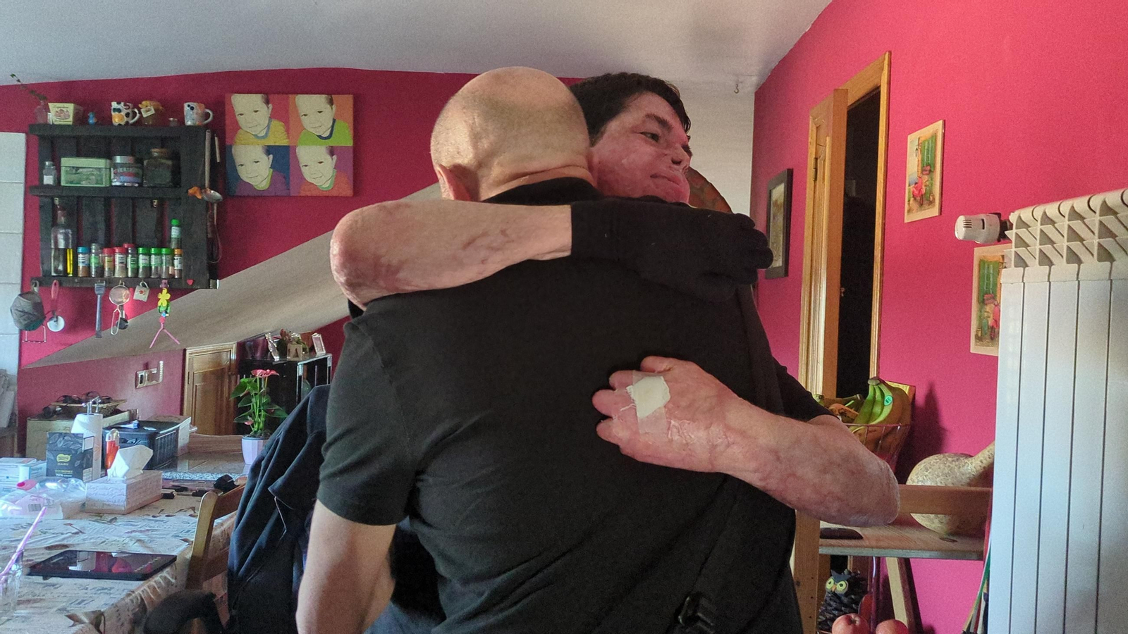 Abrazo entre Lolo y Yago al reencontrarse.