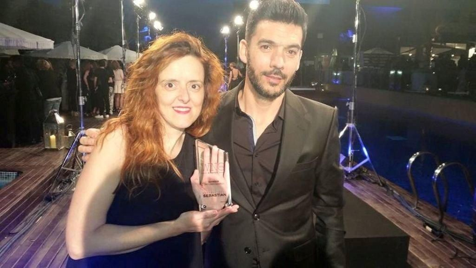 Nuria González con Pedro Prieto, muestra el galardón SDP.