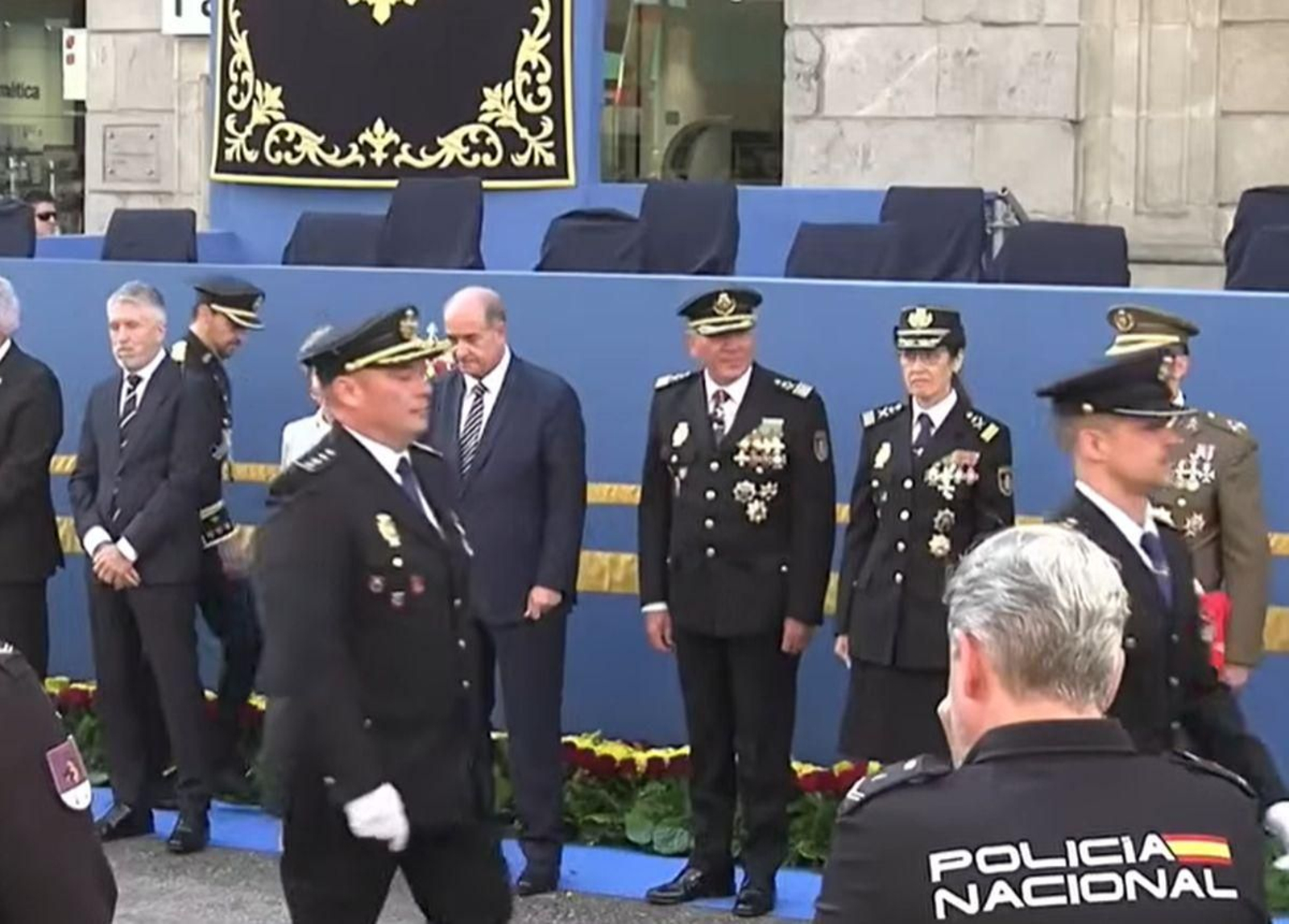 Momento tras recibir la condecoración en los actos en Vigo, a la izquierda San Juan al pasar delante del DAO.