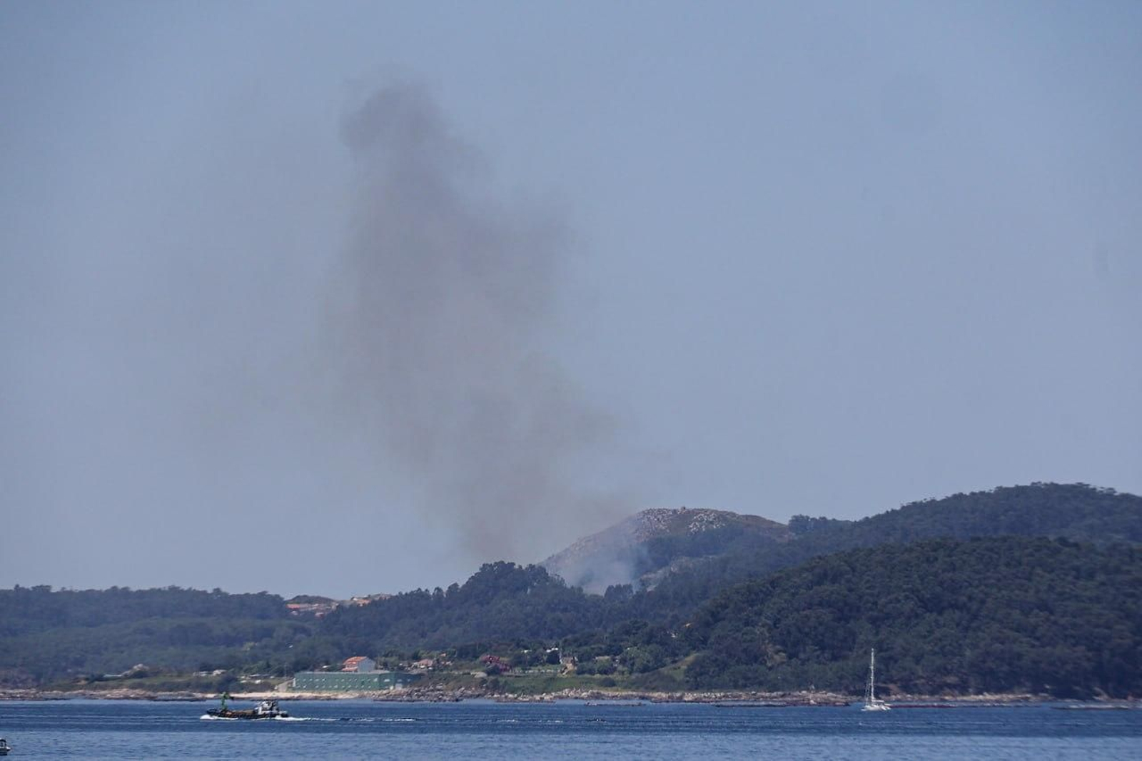 El humo del incendio en Cangas se vio desde Vigo.