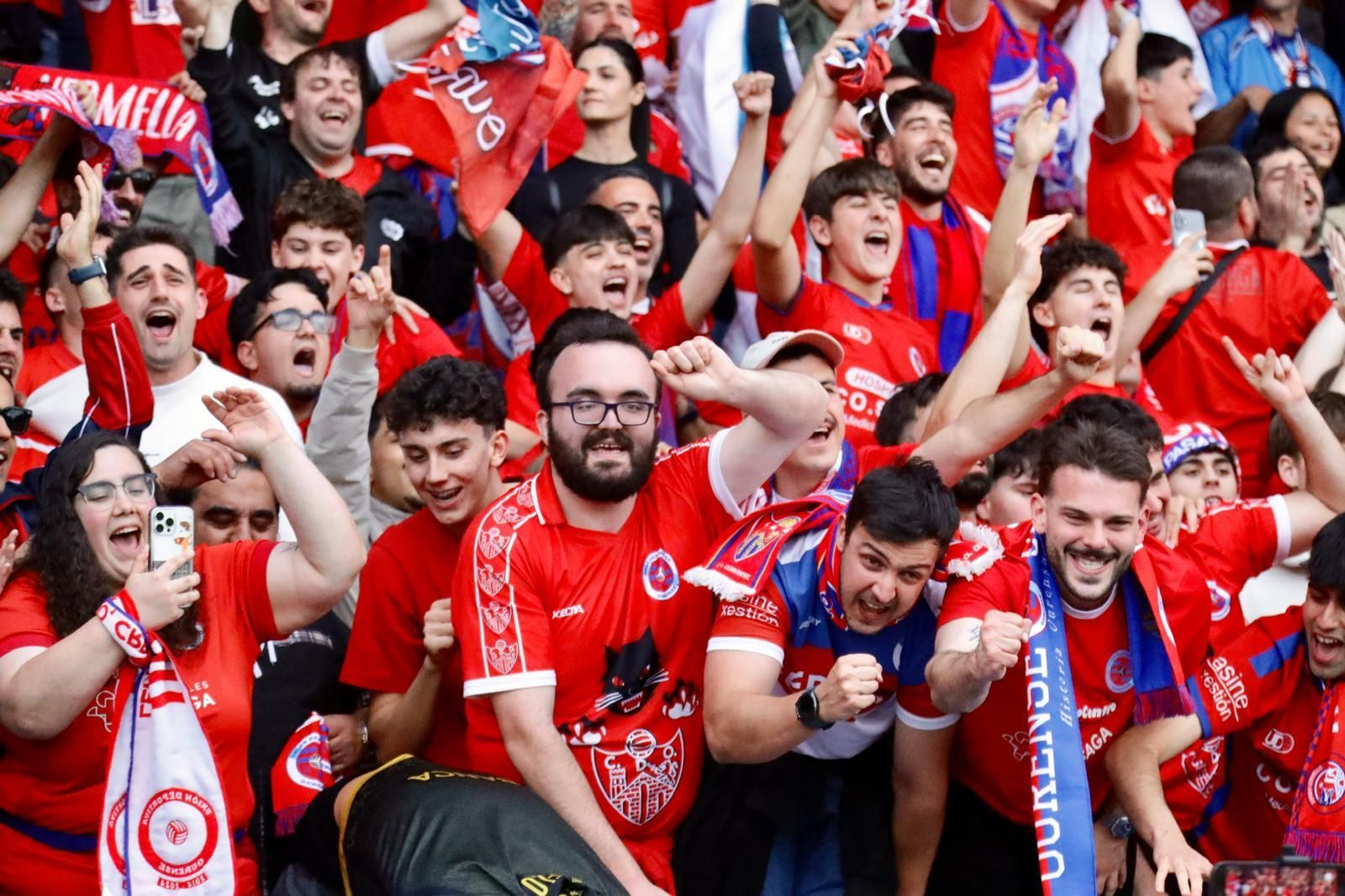 Los aficionados de la UD Ourense cantar al unísono con los jugadores tras la victoria ante el Reus.