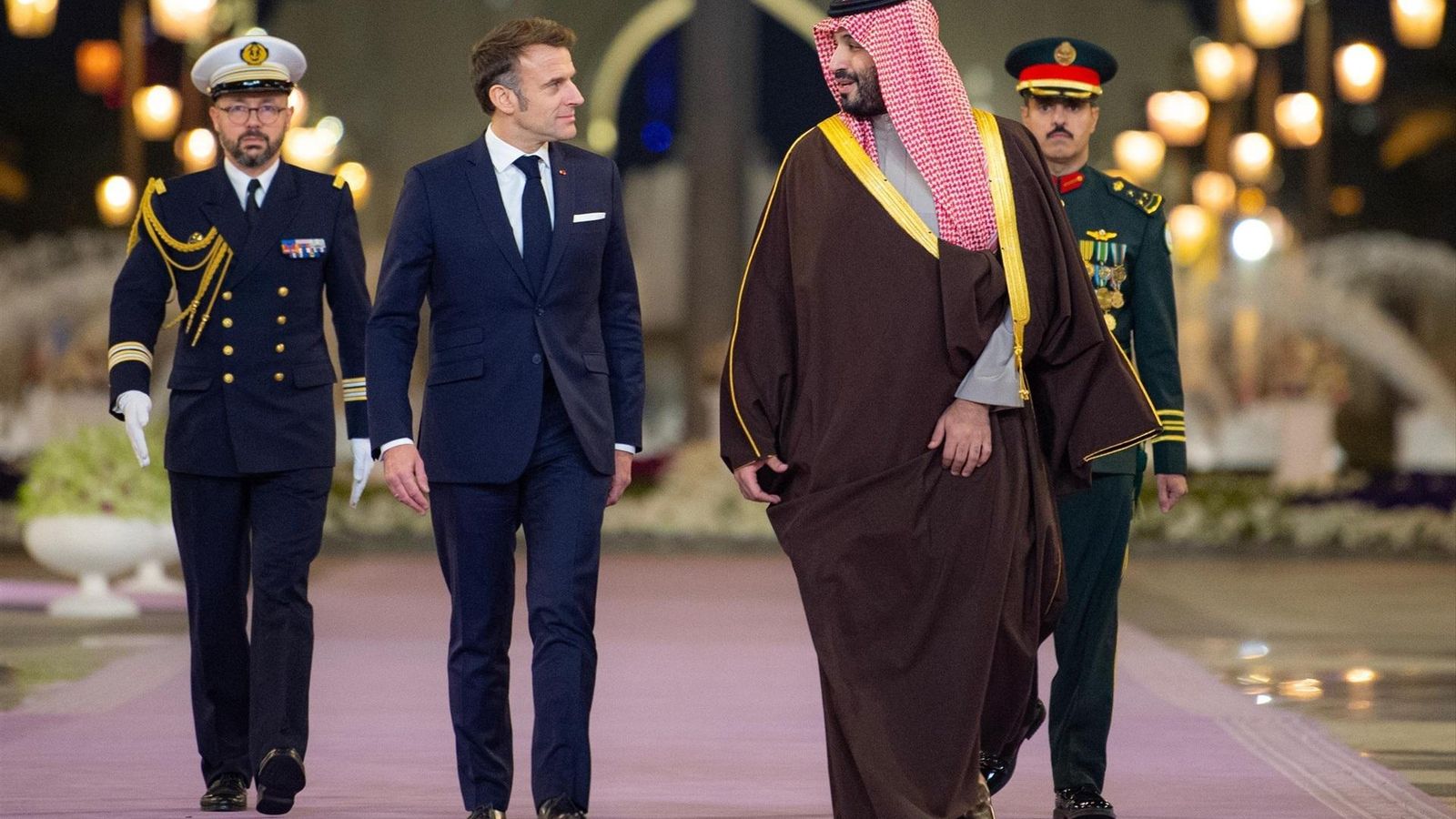 El príncipe heredero de Arabia Saudí, Mohammed bin Salman, y el presidente de Francia, Emmanuel Macron, en Riad