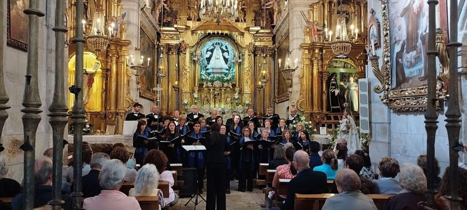 Actuación del Orfeón Trives ante la imagen de la Virxe das Ermidas.