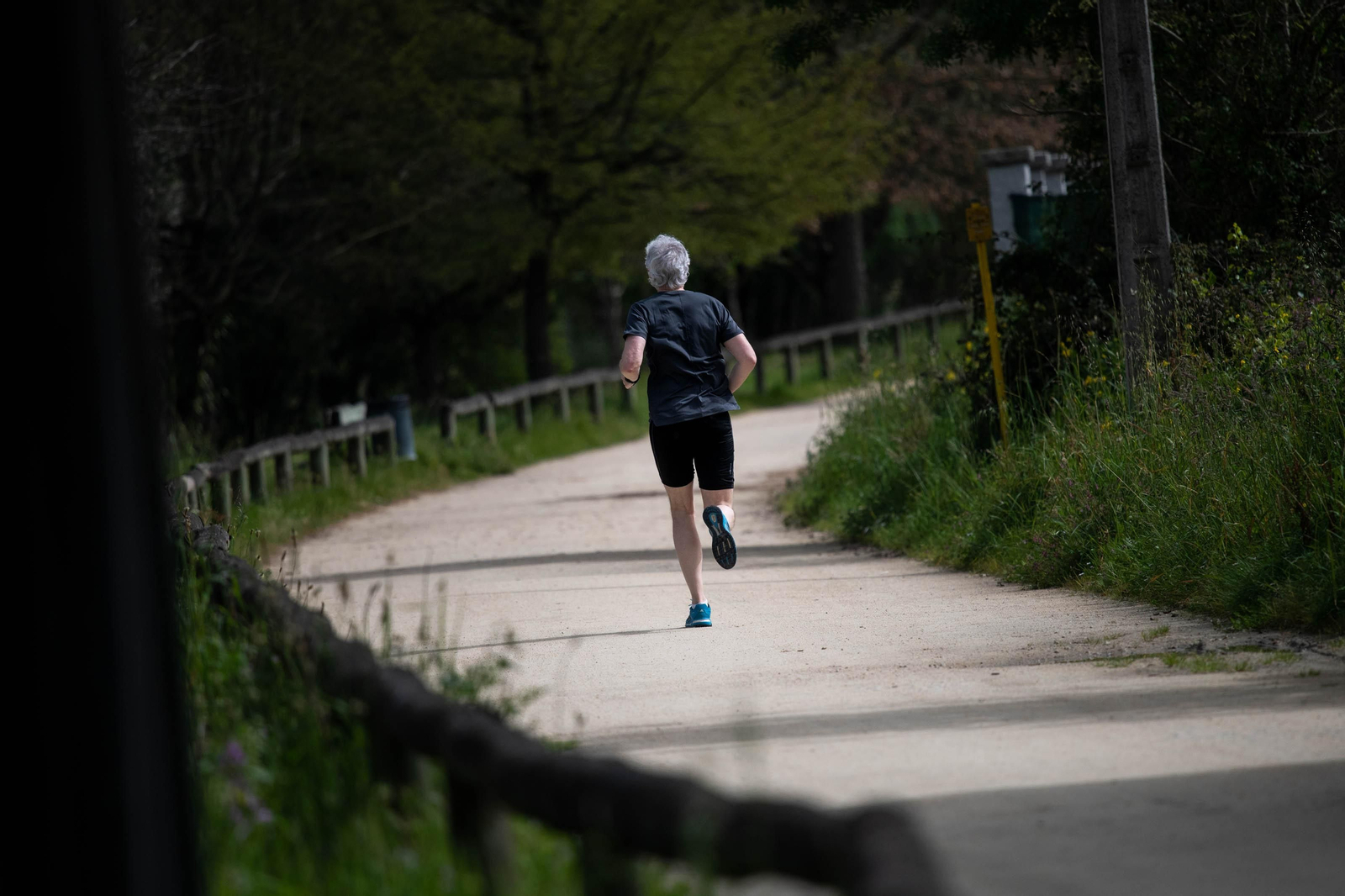 Un runner hace ejercicio en las riberas del río Miño, en la ciudad. (FOTO: ÓSCAR PINAL)