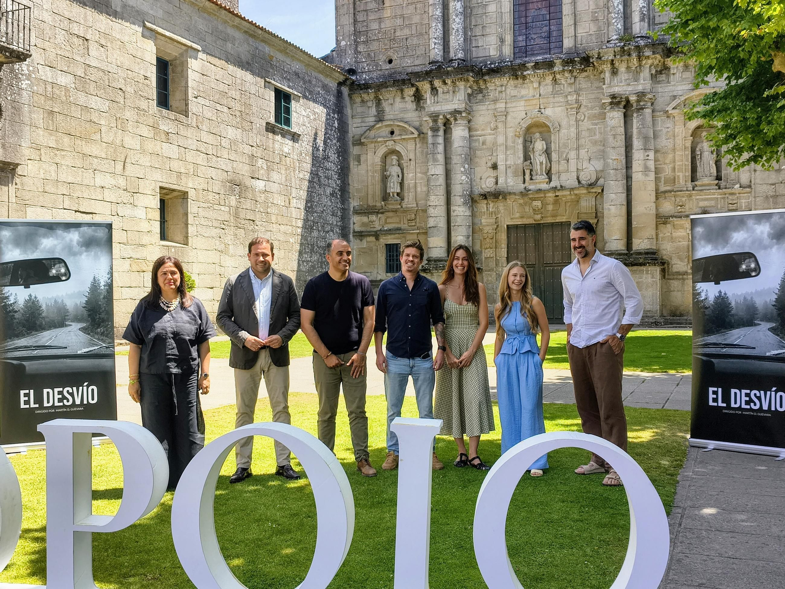 De derecha a izquierda, David Amor, María Marnez, Irene Esser y Martín G. Guevara, Moldes, Cubela y Giráldez, en el Monasterio San Juan de Poio.